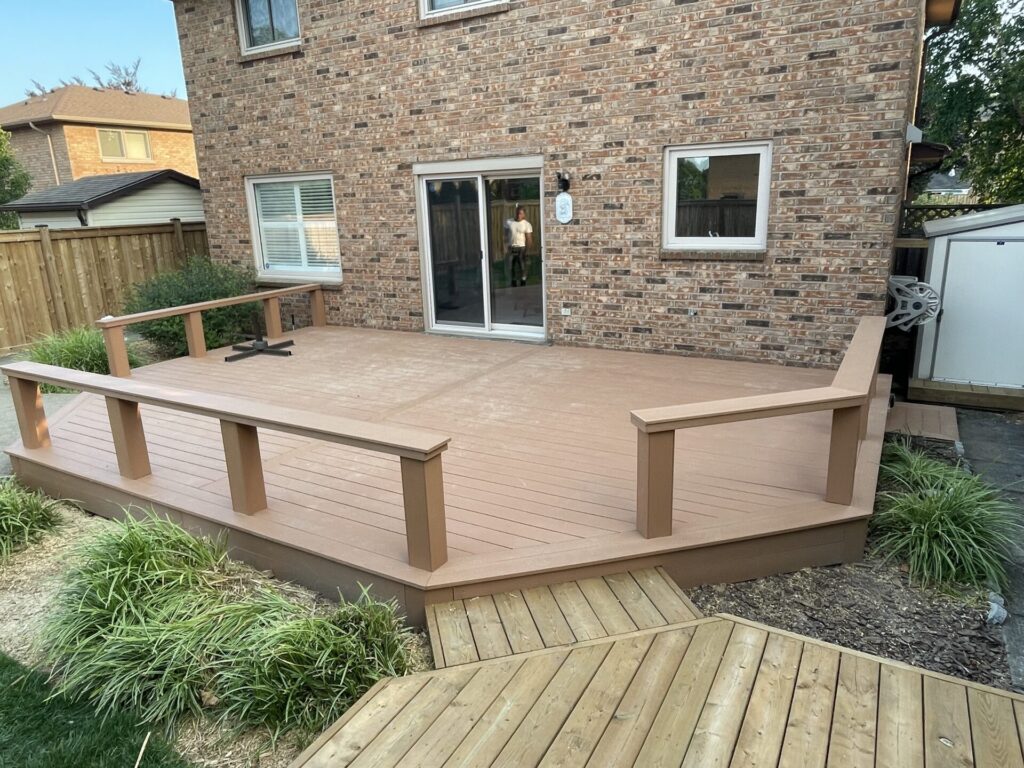 Composite deck in caramel