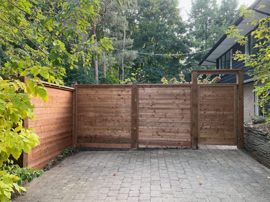 horizontal fence with single gate and pergola over the gate